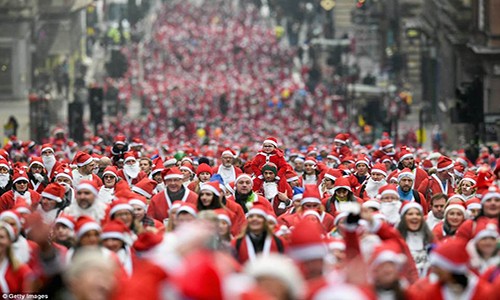 Theo báo Daily Mail, hàng nghìn “ ông già Noel” đã tham gia vào cuộc thi Santa Dash nhằm gây quỹ từ thiện ở Glasgow, Scotland thuộc Vương quốc Liên hiệp Anh và Bắc Ireland. Ảnh: Daily Mail.